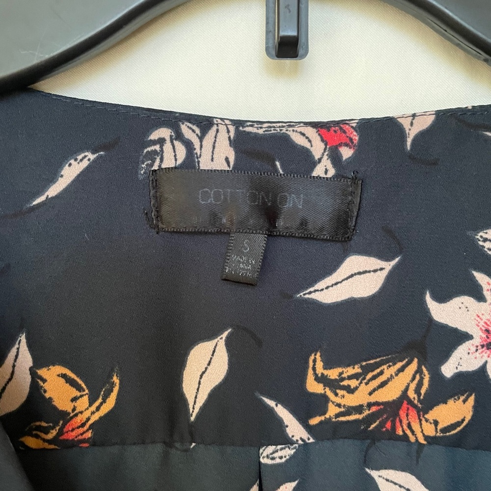 Floral button down blouse - Picture 4 of 6